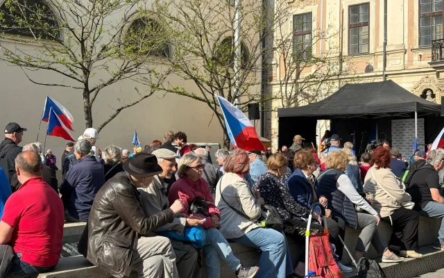 FOTO: Vlajky, hymna, SPD. V Brně se znovu protestovalo proti sudetoněmeckému sjezdu