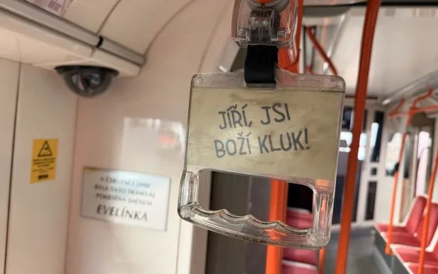 FOTO: Brněnskými ulicemi jezdí májová šalina popsaný vzkazy od cestujících