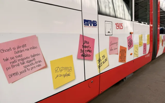 FOTO: Brněnskými ulicemi jezdí májová šalina popsaný vzkazy od cestujících