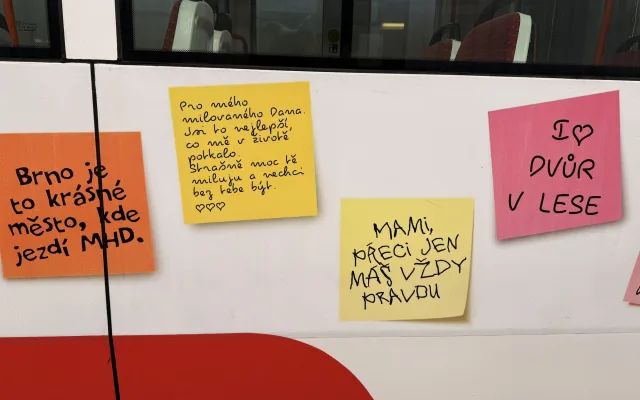 FOTO: Brněnskými ulicemi jezdí májová šalina popsaný vzkazy od cestujících