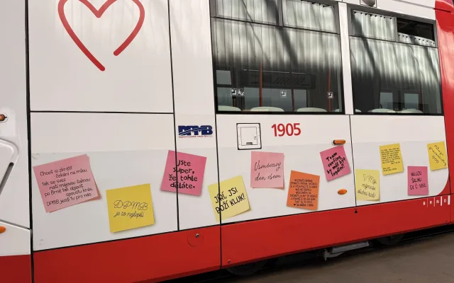 FOTO: Brněnskými ulicemi jezdí májová šalina popsaný vzkazy od cestujících