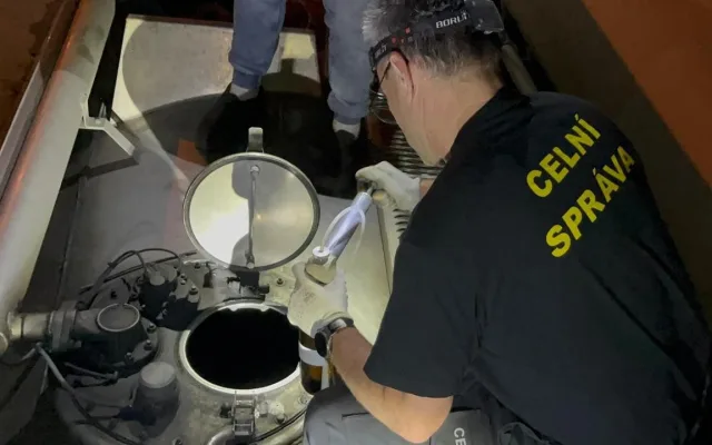 Jihomoravští celníci zadrželi dvě cisterny nafty, majitel ji vydával za mazací olej