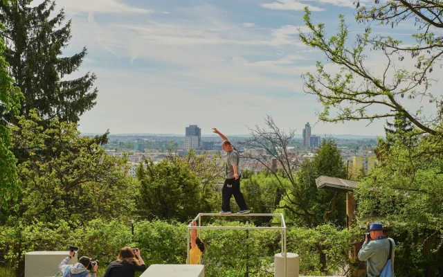 Žlutý kopec se stává sportovním rájem. Na novém hřišti si zatrénují parkouristé