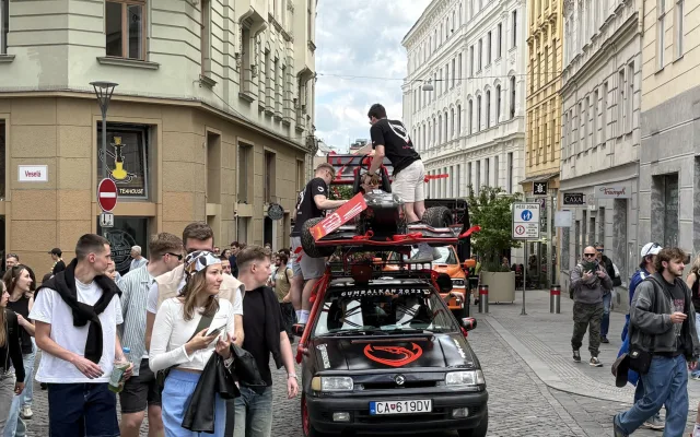 VIDEO: V Brně propukly majálesové oslavy. Centrem se prohnal bujarý průvod