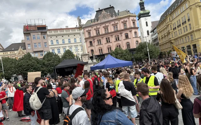 VIDEO: V Brně propukly majálesové oslavy. Centrem se prohnal bujarý průvod