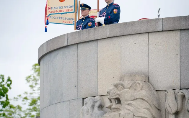 FOTO: Výročí konce války si Vítkově za burácení letounů připomněli politici i vojáci