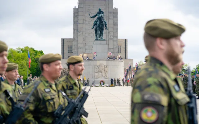 FOTO: Výročí konce války si Vítkově za burácení letounů připomněli politici i vojáci
