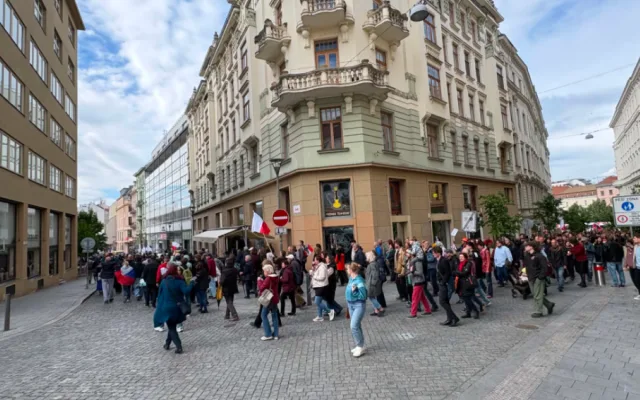 Stovky lidí vyšly v Brně do ulic za veřejnoprávní média. Kritizují plánované změny financování