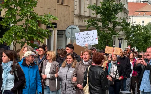 Stovky lidí vyšly v Brně do ulic za veřejnoprávní média. Kritizují plánované změny financování