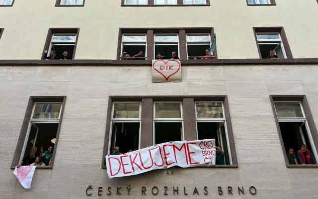 Stovky lidí vyšly v Brně do ulic za veřejnoprávní média. Kritizují plánované změny financování