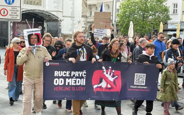 Stovky lidí vyšly v Brně do ulic za veřejnoprávní média. Kritizují plánované změny financování