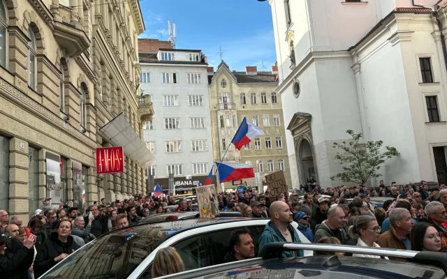 Tisíce lidí vyšly v Brně do ulic za veřejnoprávní média. Kritizují plánované změny jejich financování