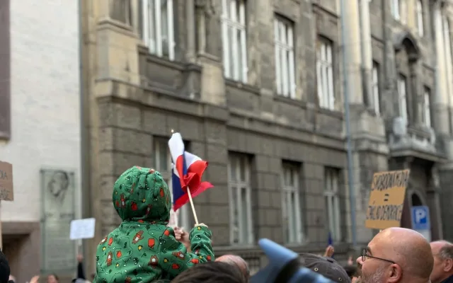 Tisíce lidí vyšly v Brně do ulic za veřejnoprávní média. Kritizují plánované změny jejich financování