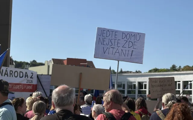 FOTO: Protestující proti sjezdu sudetských Němců u výstaviště postavili barikádu