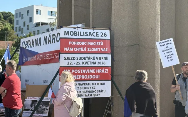 FOTO: Protestující proti sjezdu sudetských Němců u výstaviště postavili barikádu