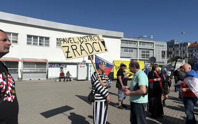 FOTO: Protestující proti sjezdu sudetských Němců u výstaviště postavili barikádu