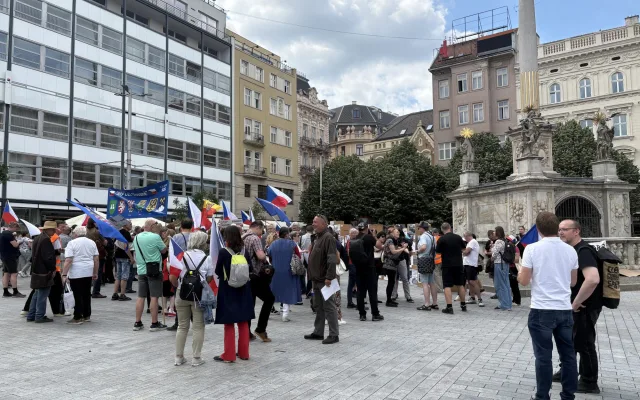 Sudetští Němci debatovali u dlouhých stolů, odpůrci protestovali s transparenty
