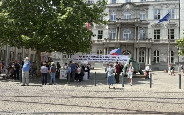 Sudetští Němci debatovali u dlouhých stolů, odpůrci protestovali s transparenty