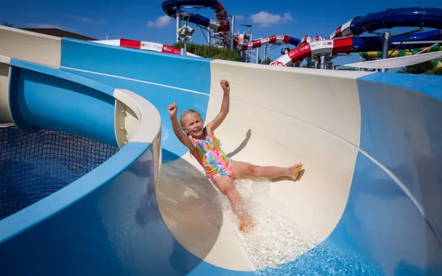 Aqualand Moravia otevírá venkovní letní areál o červnových víkendech