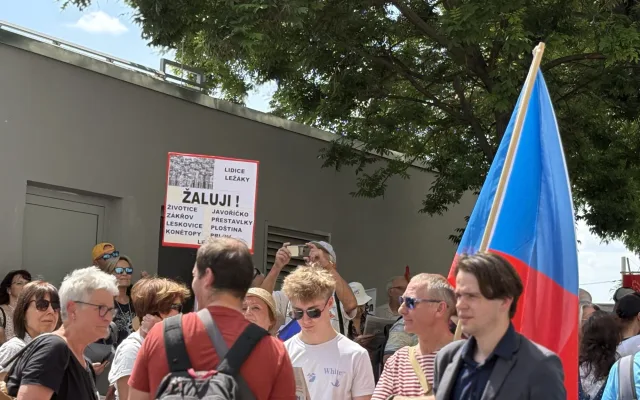 Odpůrci sudetoněmeckého sjezdu vyšli do ulic. Průvod vedl husitský kazatel