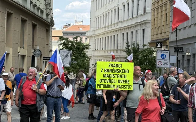 Odpůrci sudetoněmeckého sjezdu vyšli do ulic. Průvod vedl husitský kazatel