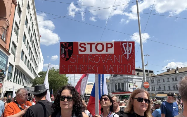 Odpůrci sudetoněmeckého sjezdu vyšli do ulic. Průvod vedl husitský kazatel