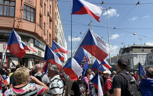 Odpůrci sudetoněmeckého sjezdu vyšli do ulic. Průvod vedl husitský kazatel