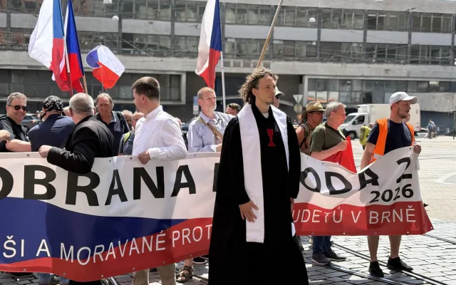 FOTO: Husitský chorál a české vlajky. Brnem prošel protest proti sudetským Němcům