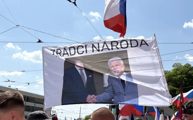 FOTO: Husitský chorál a české vlajky. Brnem prošel protest proti sudetským Němcům