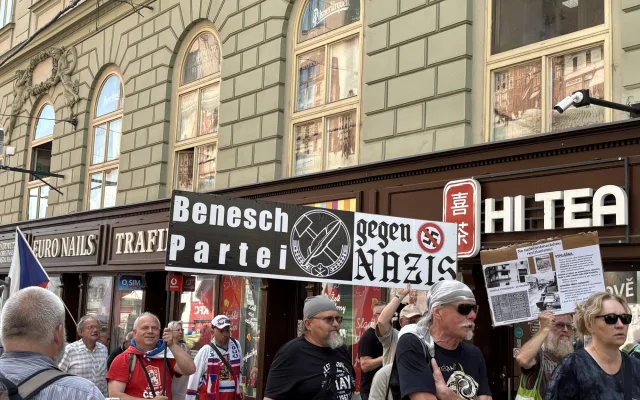 FOTO: Husitský chorál a české vlajky. Brnem prošel protest proti sudetským Němcům