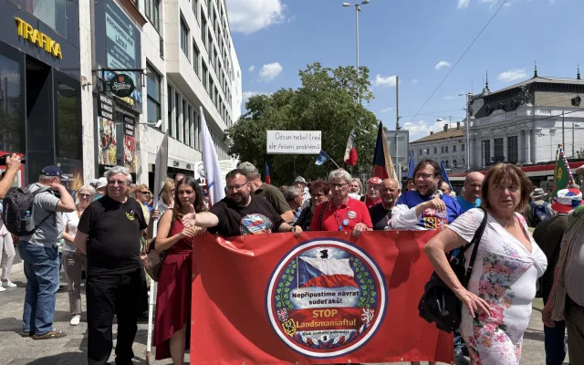 FOTO: Husitský chorál a české vlajky. Brnem prošel protest proti sudetským Němcům