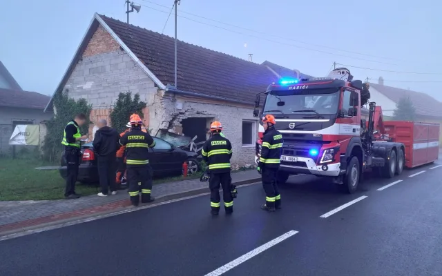 Pobořil dům a vážně se zranil. Řidiče po havárii na Brněnsku vyprošťovali hodiny