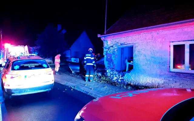Pobořil dům a vážně se zranil. Řidiče po havárii na Brněnsku vyprošťovali hodiny