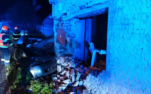 Pobořil dům a vážně se zranil. Řidiče po havárii na Brněnsku vyprošťovali hodiny