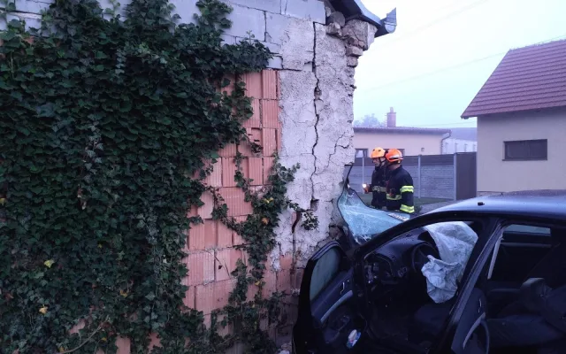 Pobořil dům a vážně se zranil. Řidiče po havárii na Brněnsku vyprošťovali hodiny