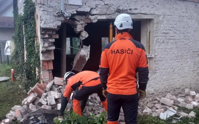 Pobořil dům a vážně se zranil. Řidiče po havárii na Brněnsku vyprošťovali hodiny
