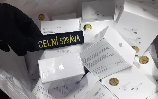 Kabelky i telefony. Celníci skórovali na tržnici v Hatích, našli padělky za miliony