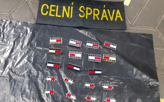 Kabelky i telefony. Celníci skórovali na tržnici v Hatích, našli padělky za miliony
