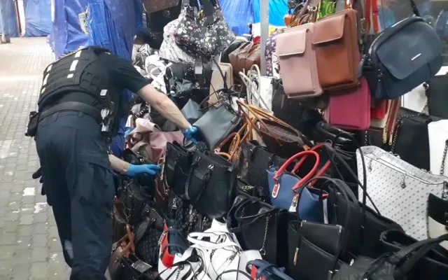 Kabelky i telefony. Celníci skórovali na tržnici v Hatích, našli padělky za miliony