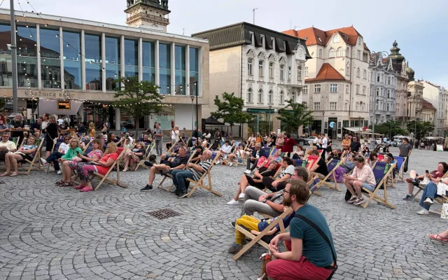 Odpočívat ve městě a trávit čas na sluníčku. V centru Brna přibyly stovky lehátek