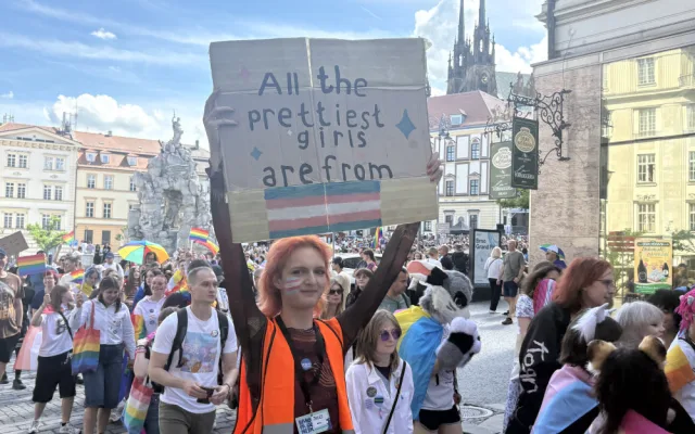 VIDEO: Brnem prošly stovky lidí v duhovém průvodu, dorazily celé rodiny i politici