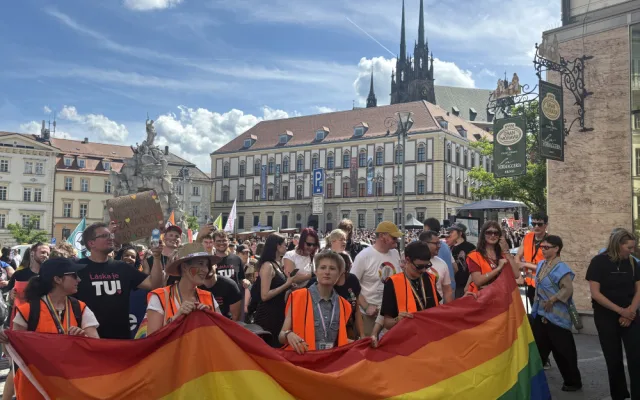 VIDEO: Brnem prošly stovky lidí v duhovém průvodu, dorazily celé rodiny i politici