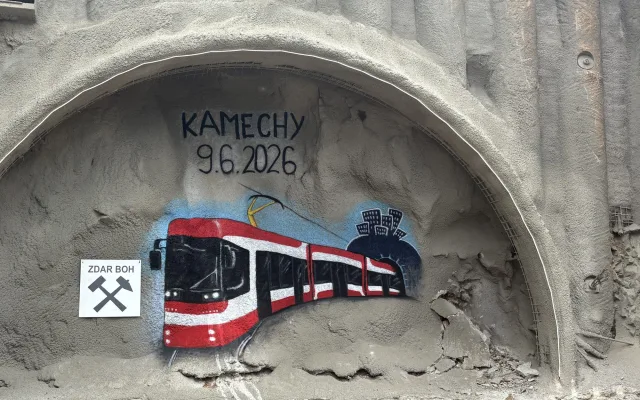 Šalinový tunel na Kamechy je proražený. Dělníci se pustí do pokládky kolejí