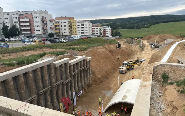 Šalinový tunel na Kamechy je proražený. Dělníci se pustí do pokládky kolejí