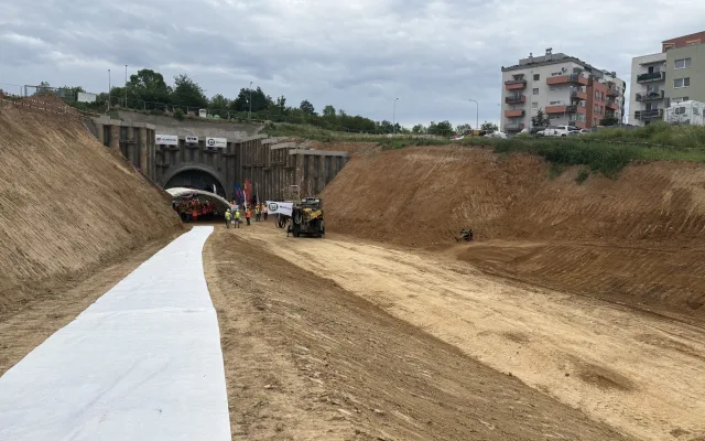 Šalinový tunel na Kamechy je proražený. Dělníci se pustí do pokládky kolejí