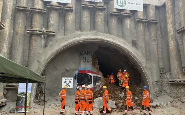 Šalinový tunel na Kamechy je proražený. Dělníci se pustí do pokládky kolejí