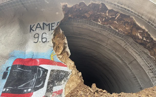 Šalinový tunel na Kamechy je proražený. Dělníci se pustí do pokládky kolejí