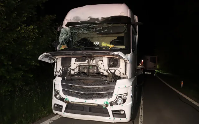Na Blanensku sjel kamion do příkopu, dva chodci mu včas odskočili z cesty