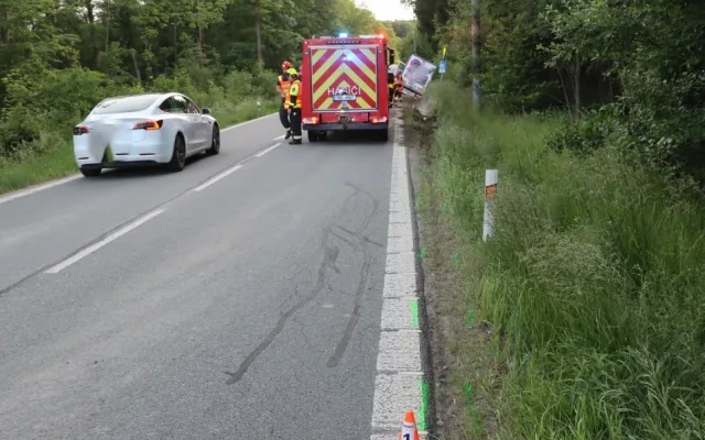 Na Blanensku sjel kamion do příkopu, dva chodci mu včas odskočili z cesty