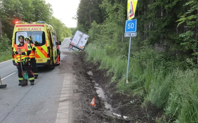 Na Blanensku sjel kamion do příkopu, dva chodci mu včas odskočili z cesty